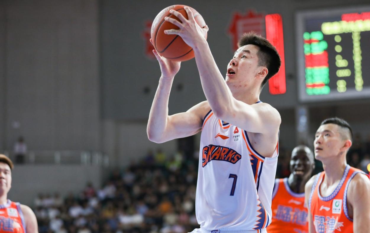 急转直下！上海男篮重大挫折，王哲林新消息，体育频道做出决定
上海队当家球星王哲林