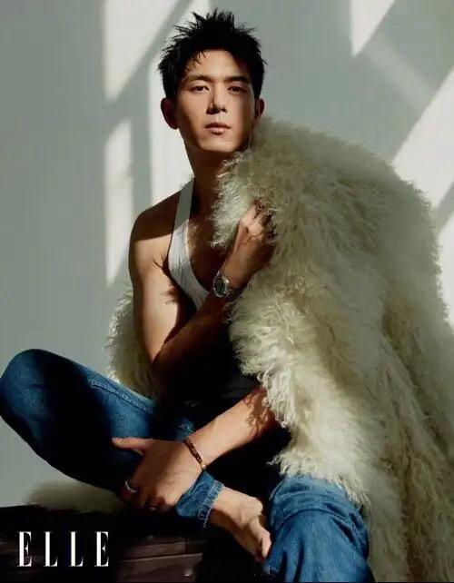 李现终于原谅现偶了 李现身上的苏感是很内敛的那种。他不靠壁咚、不靠强吻、不靠土味