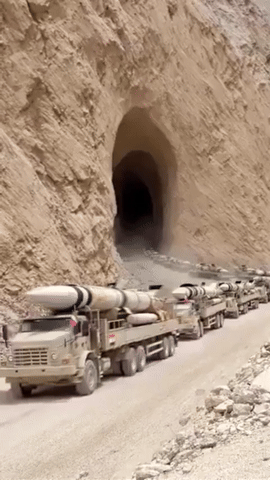 伊朗局势现在扑朔迷离！伊朗的最大底气来自哪里？

当然是自己的导弹，伊朗的导弹大