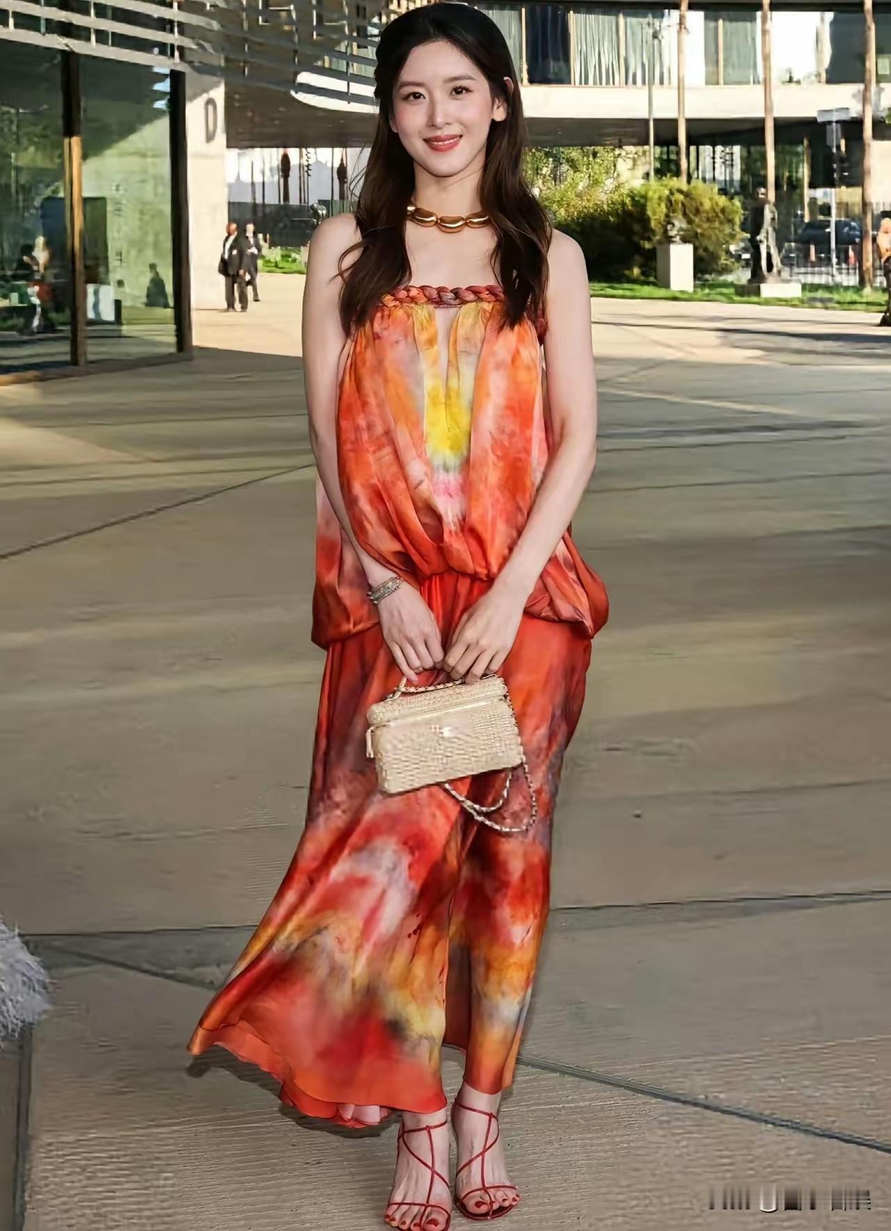 章泽天的这身打扮真好看！简单又不失贵气！