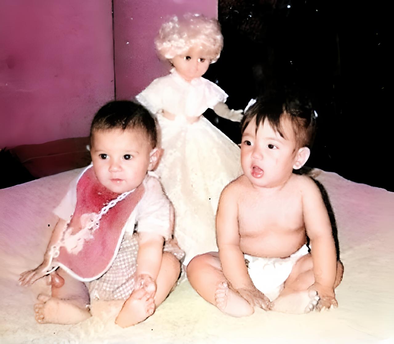 这是1988年1岁的梅西摆姿势拍照。梅家兄弟姐妹共四人，梅西排老三。后来，两个哥