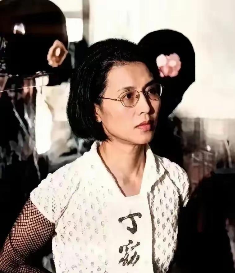 她叫丁窈窕，1956年在台湾被押赴刑场，留下一张照片——没有慌乱，只有平静。
她