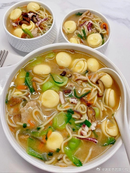 山海造就福建奇味面食🍜依山傍海的福建，把海鲜融进面条里。莆田卤面堆满各色海产，