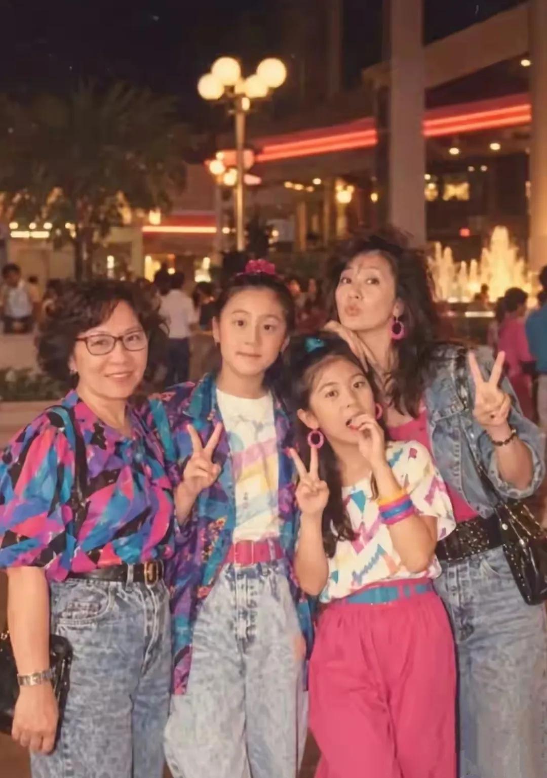 长开了，长开了。

小女儿越来越漂亮了，

真是女大十八变，

这港风复古风造型
