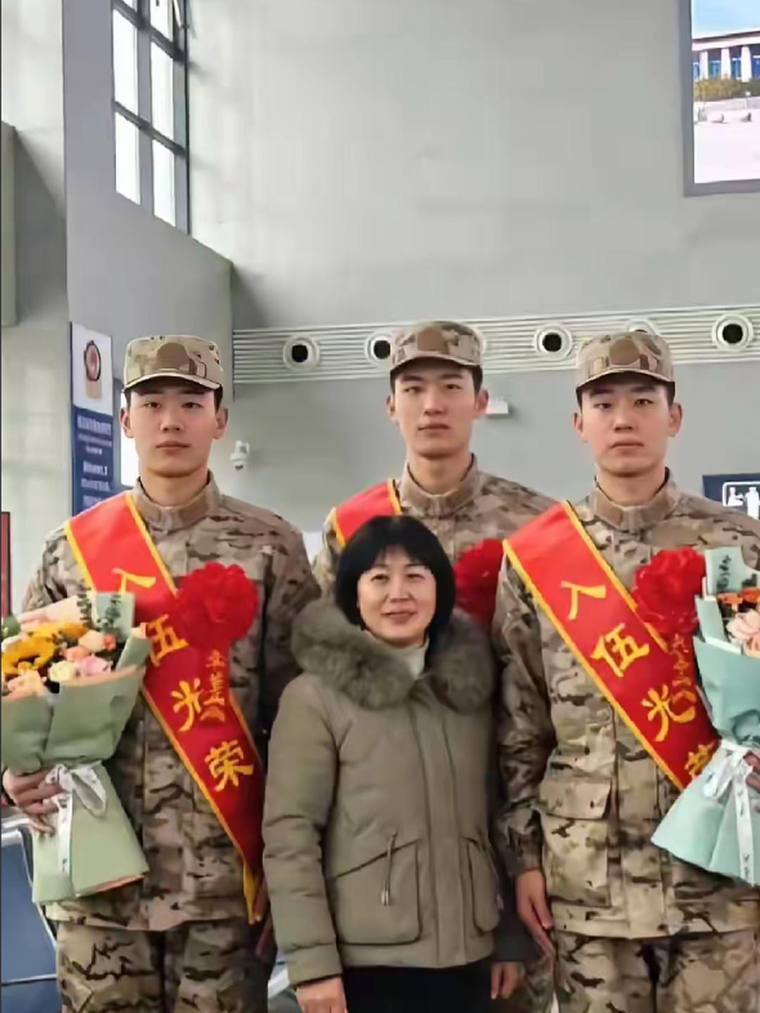 湖南三胞胎母亲送三子参军，这才是大写的母爱
 
湖南望城的黄佩霞，2002年早产