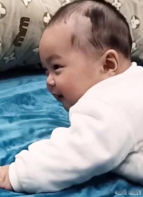 2月18日，河南周口一名5个月大的宝宝在练习抬头时，因动作连贯被拍下类似磕头的画