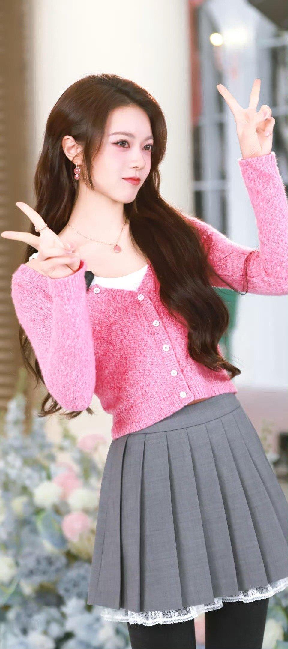 赵今麦粉衣甜妹我笑纳了 谁能拒绝赵今麦？粉衣甜妹自带光环，萌翻全场没商量！ ​​