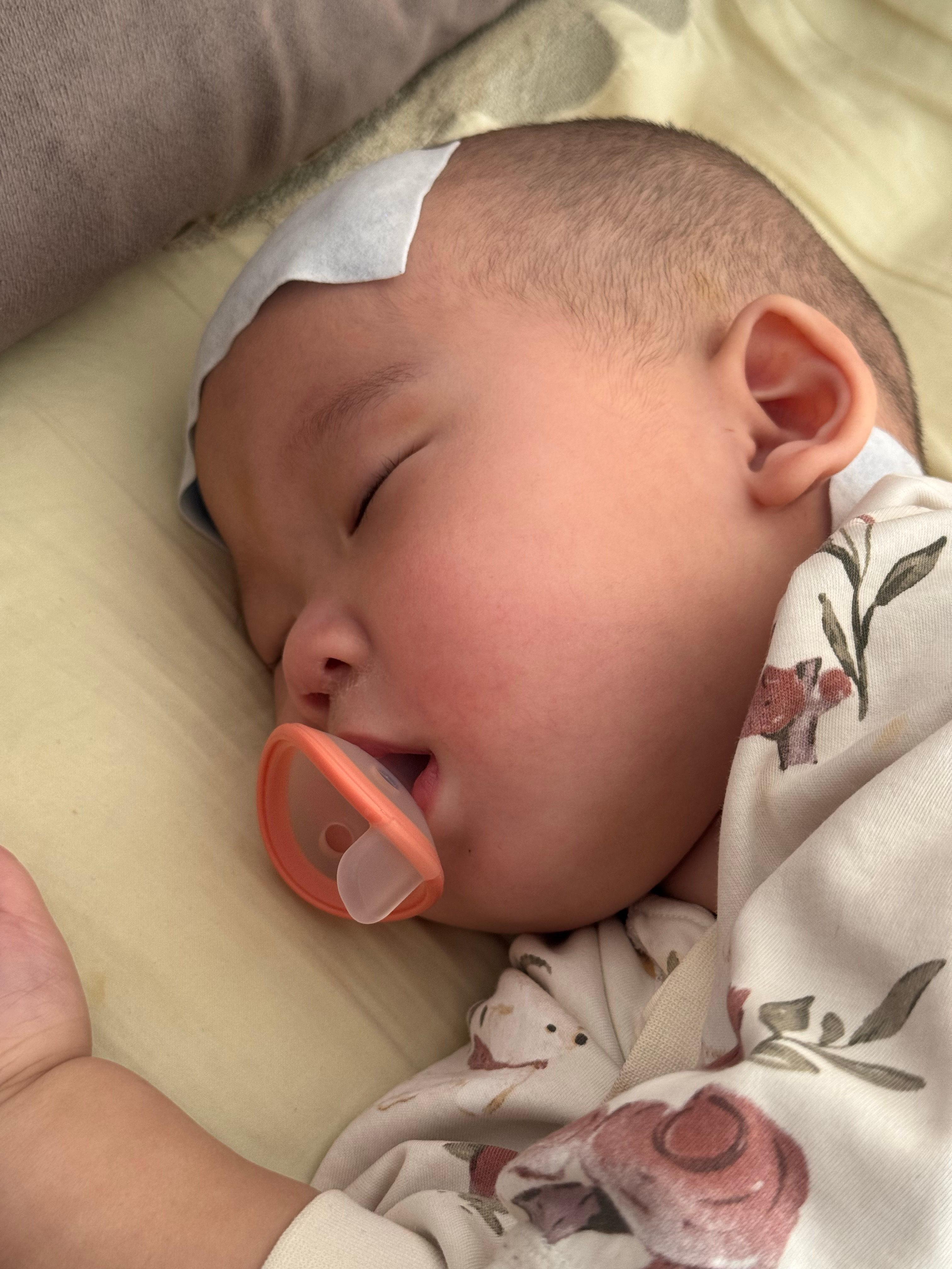 一早支出2000多小哥发烧了 检查买药1000医生让买个雾化器1500这一天呐 