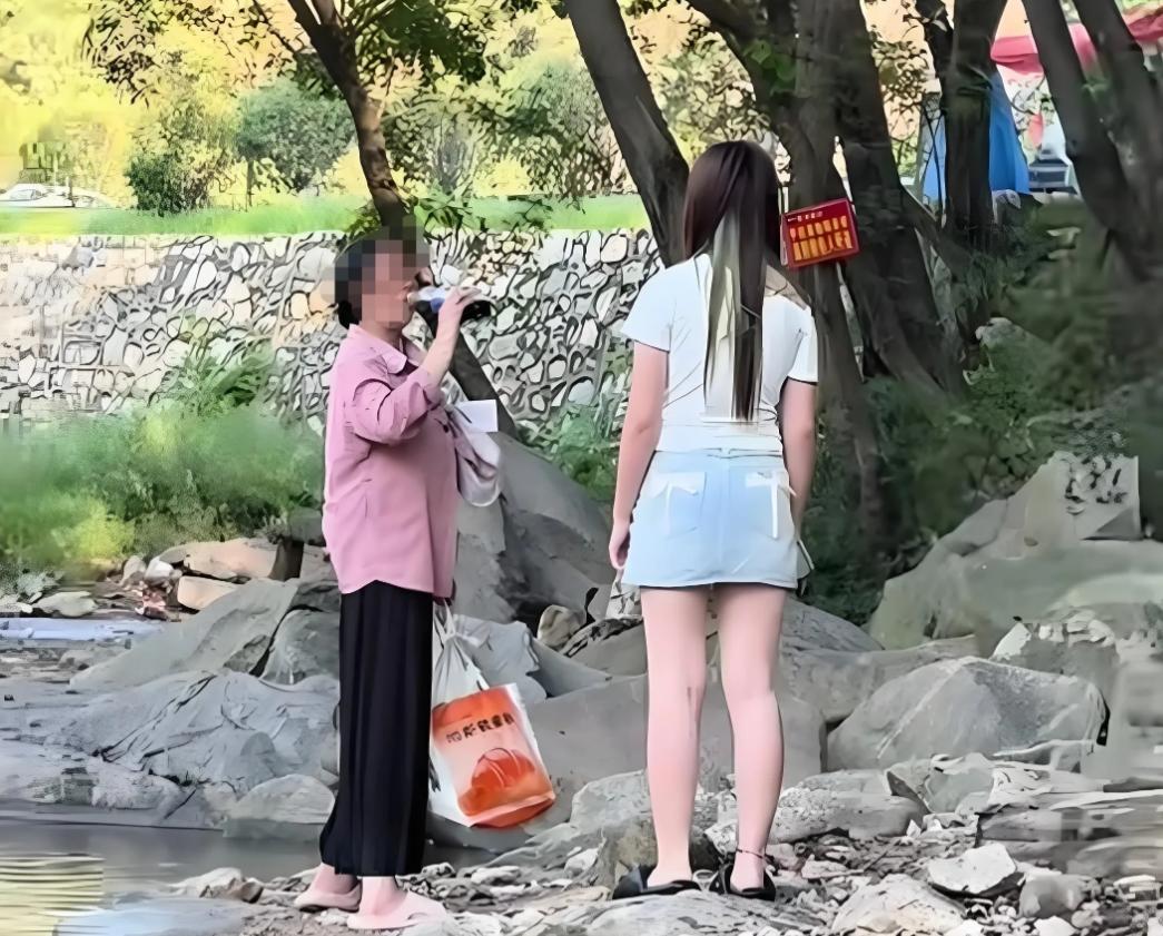 河南，一位大姨在公园捡瓶子，捡着捡着大姨就把人家小姑娘刚买的可乐拿走，小姑娘去追