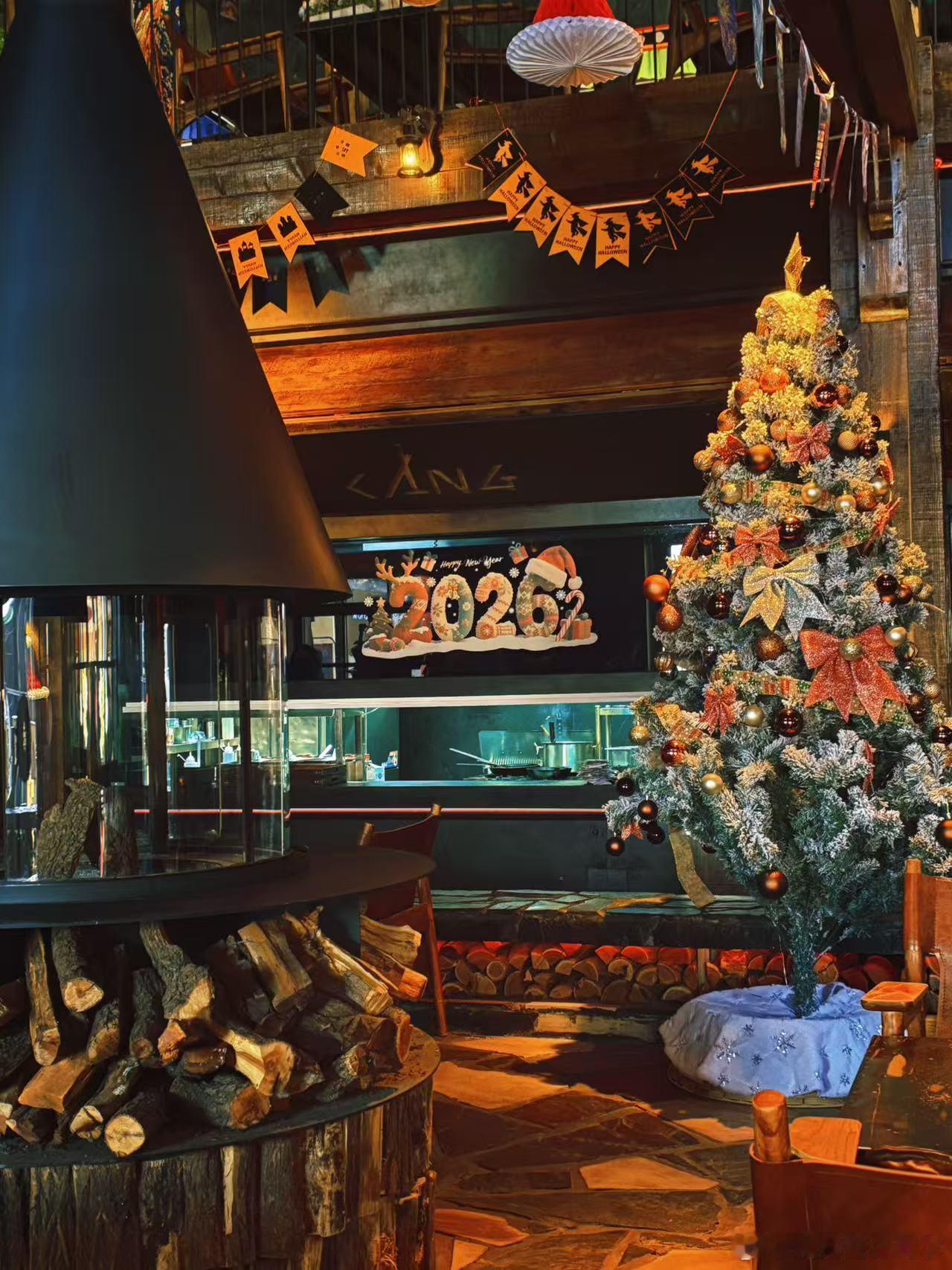 11月底的二七米房满满的周杰伦，沉浸在周杰伦的音乐中，无数的乐迷打卡，去打卡了一