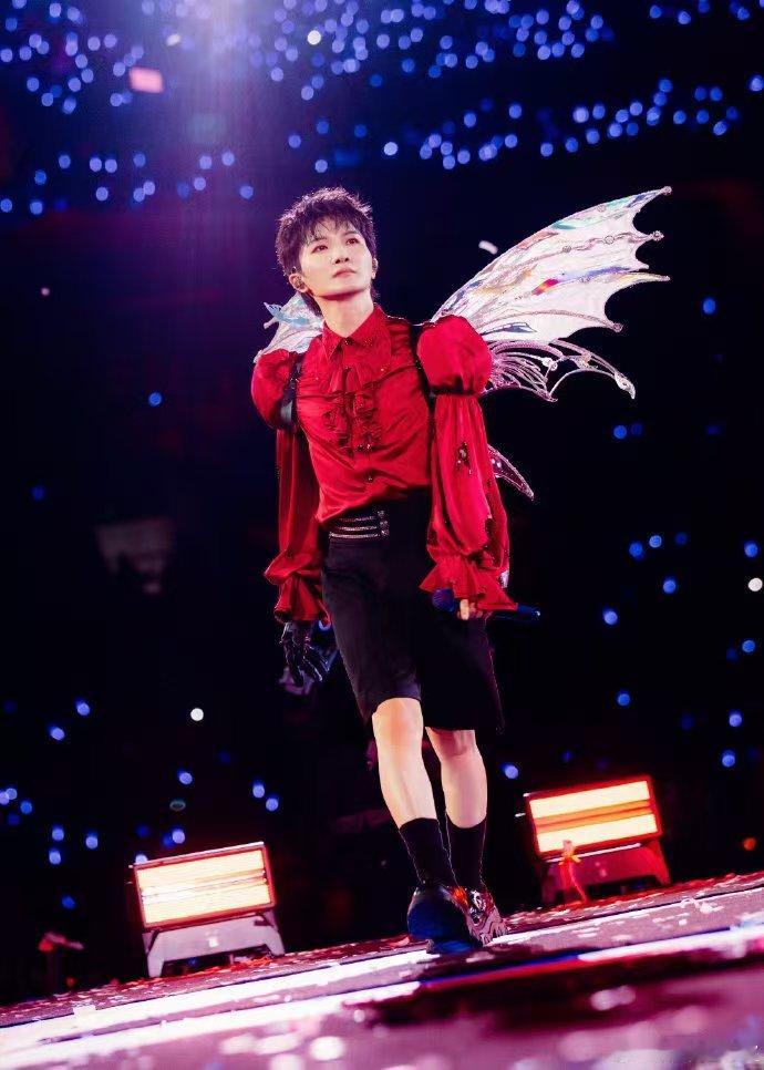 周深小福蝶上线 周深演唱会造型杀！镭射翅膀在光影下闪着流光，科技感拉满，像200