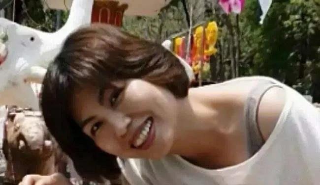 一个叫李的40岁女人引诱了一个叫林的15岁男孩。更可笑的是，在他们入住三次后，李