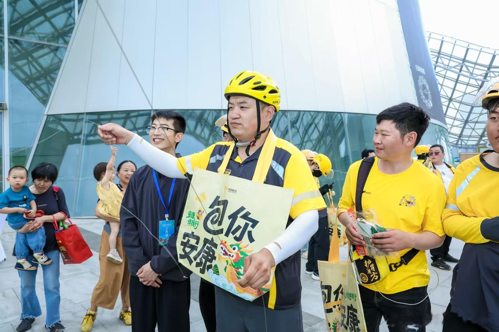 苏州不闯红灯安全意识给到夯 很多端午活动主打节日礼品，苏州美团却另辟蹊径聚焦骑手