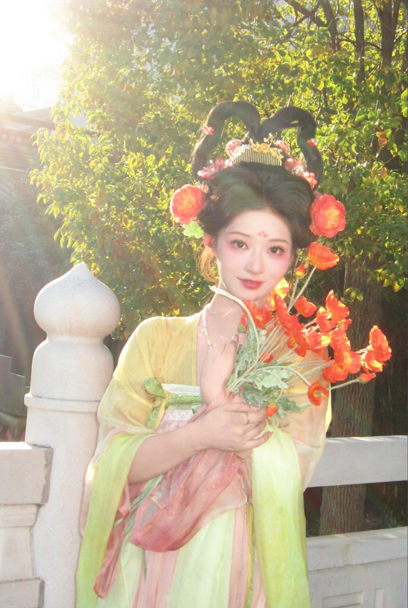落花时节又逢君。