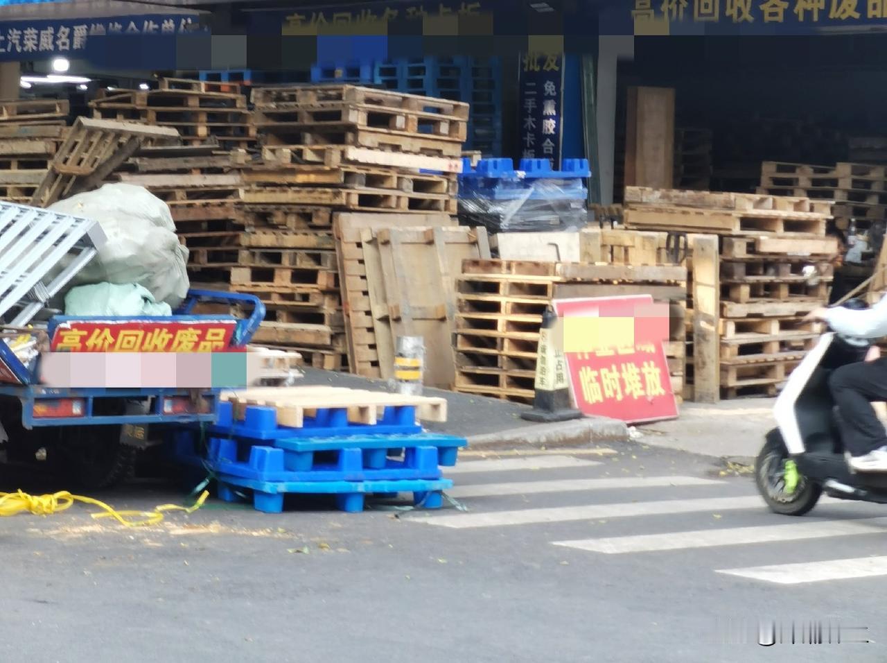 走在深圳的街头，总能发现各种意想不到的“宝藏”小店。今天偶然路过一家店，被招牌上