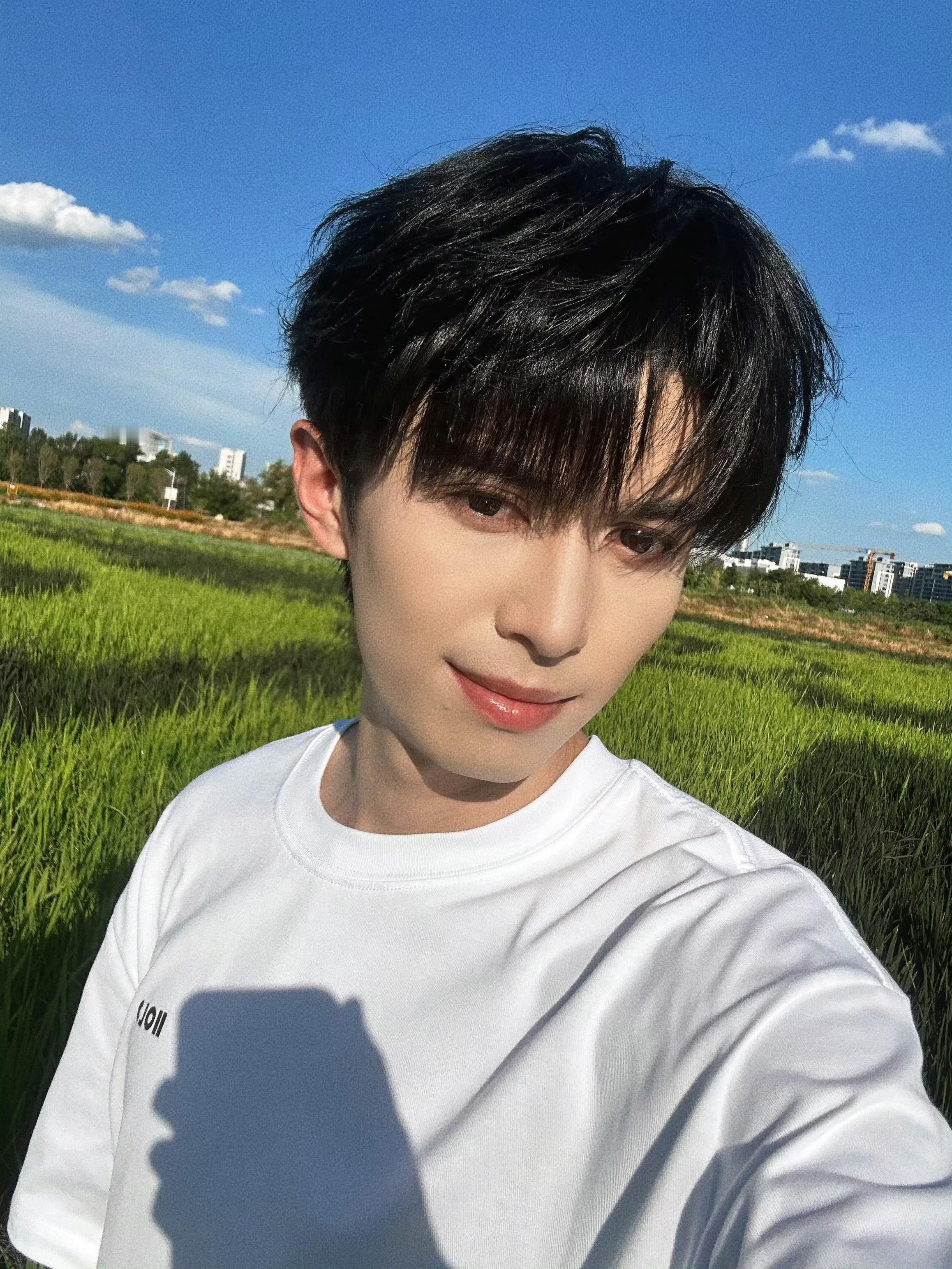 十个勤天赵小童1220生日快乐 啦啦啦~祝我们的童77生日快乐🎂🎉 