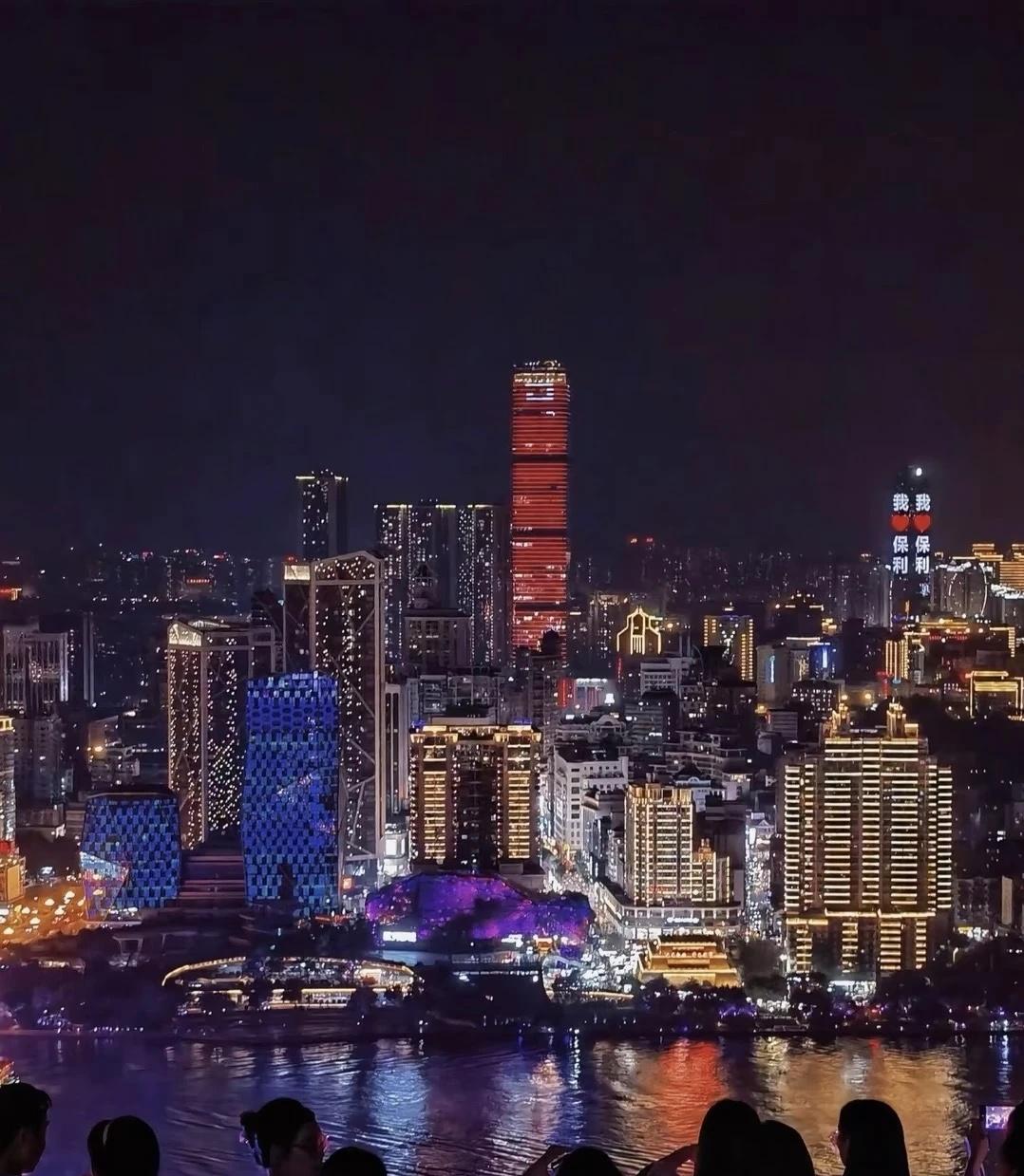 万众一心
震不垮的柳州，打不倒的柳州人！万众一心，共护家园。城市夜景
