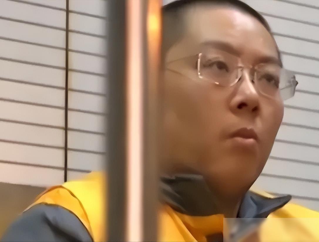 短短18个月就吞出380多亿缺口，平均每个月烧掉20多个亿，这哪是投资踩坑，分明
