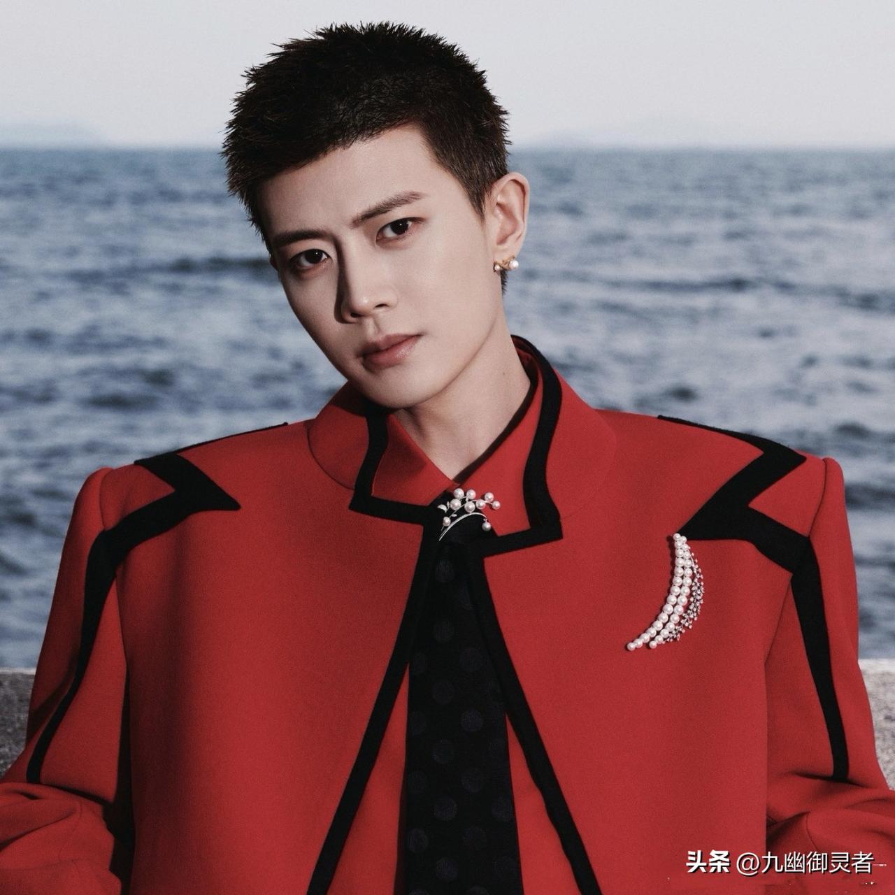 任嘉伦接受人民日报专访📰📰📰
他逻辑清晰、表达精准
对角色的理解也是兼具深