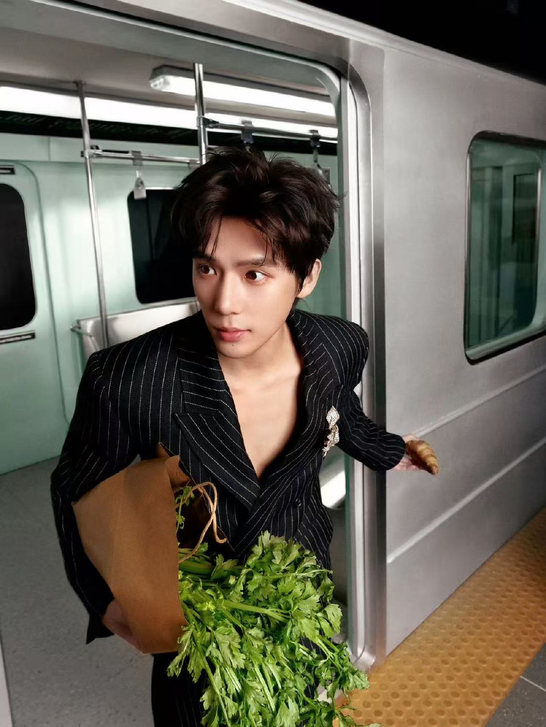 王安宇被世界轻轻按下暂停键王安宇深v条纹西装王安宇被世界轻轻按下暂停键王安宇