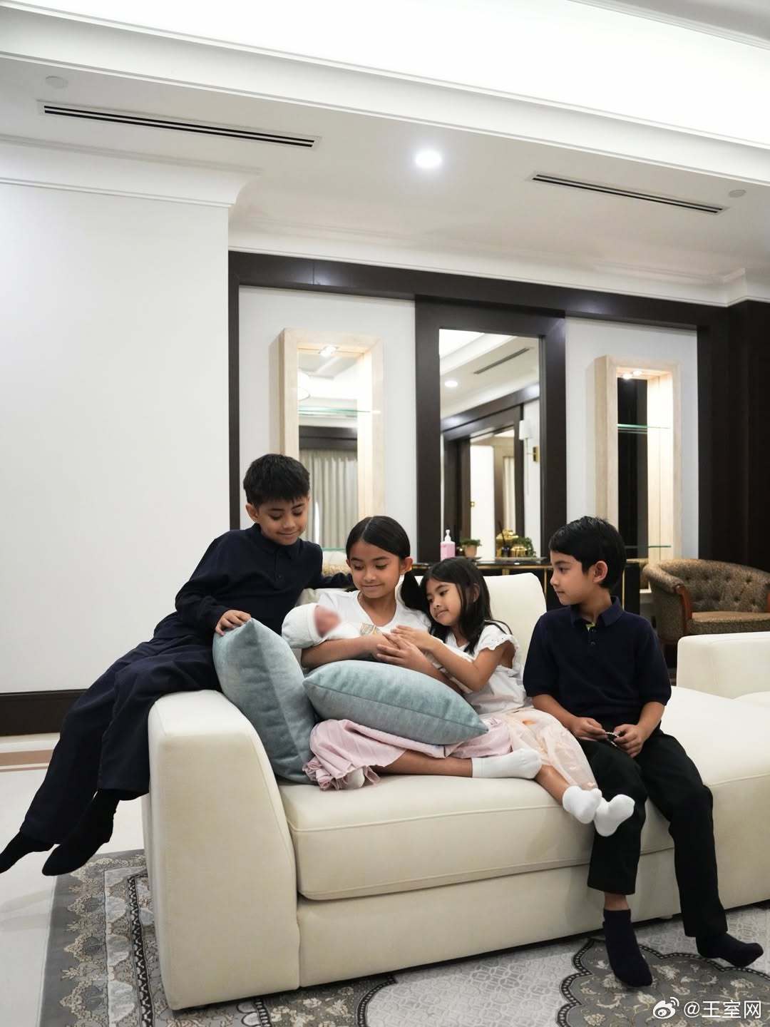 马来西亚王室 🇲🇾4月7日，柔佛州王储一家喜迎小老五。王储伊斯玛尔、王储妃卡