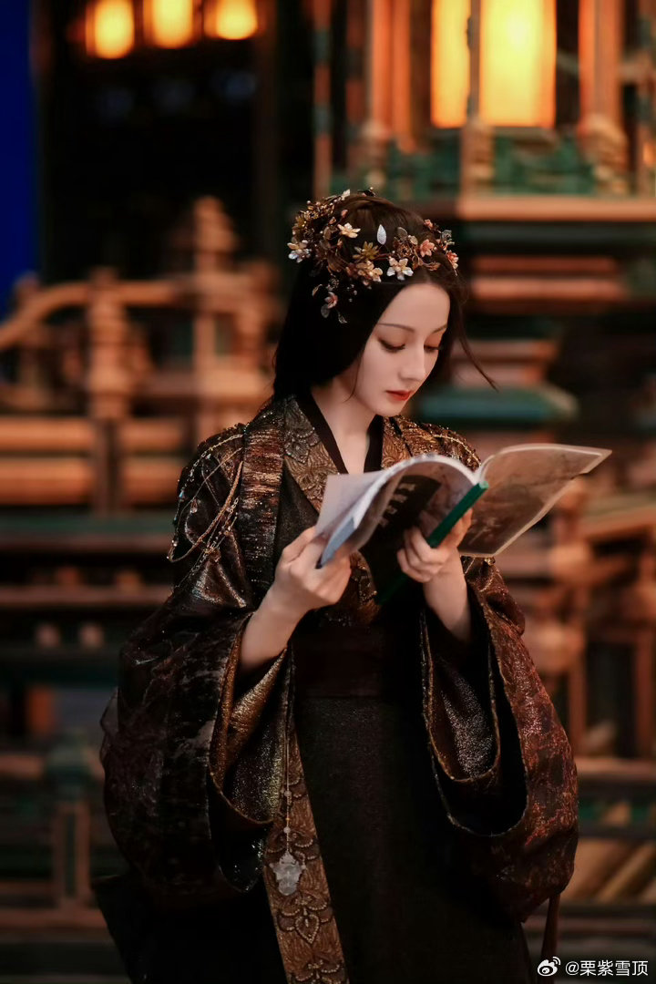 迪丽热巴违章建筑造型 白日提灯热巴这个鬼新娘造型也太美了，还得是中式美学啊，层层