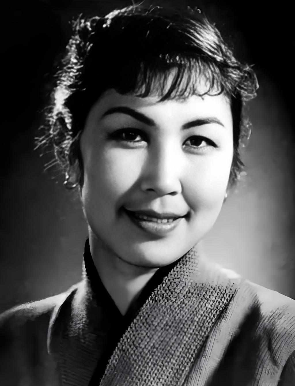 她是北影的老演员，在银幕上以演反派角色居多，在影片《虎穴追踪》中饰演女特务角色；