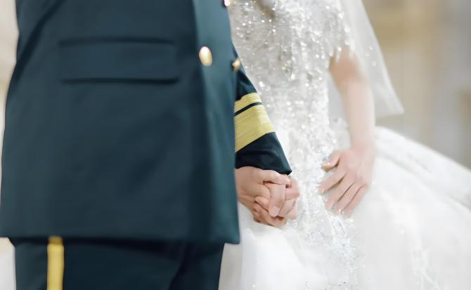 湖南长沙，男子婚内出轨，与女子发展为情人关系。5年后，女子在老家与现役军人订婚，