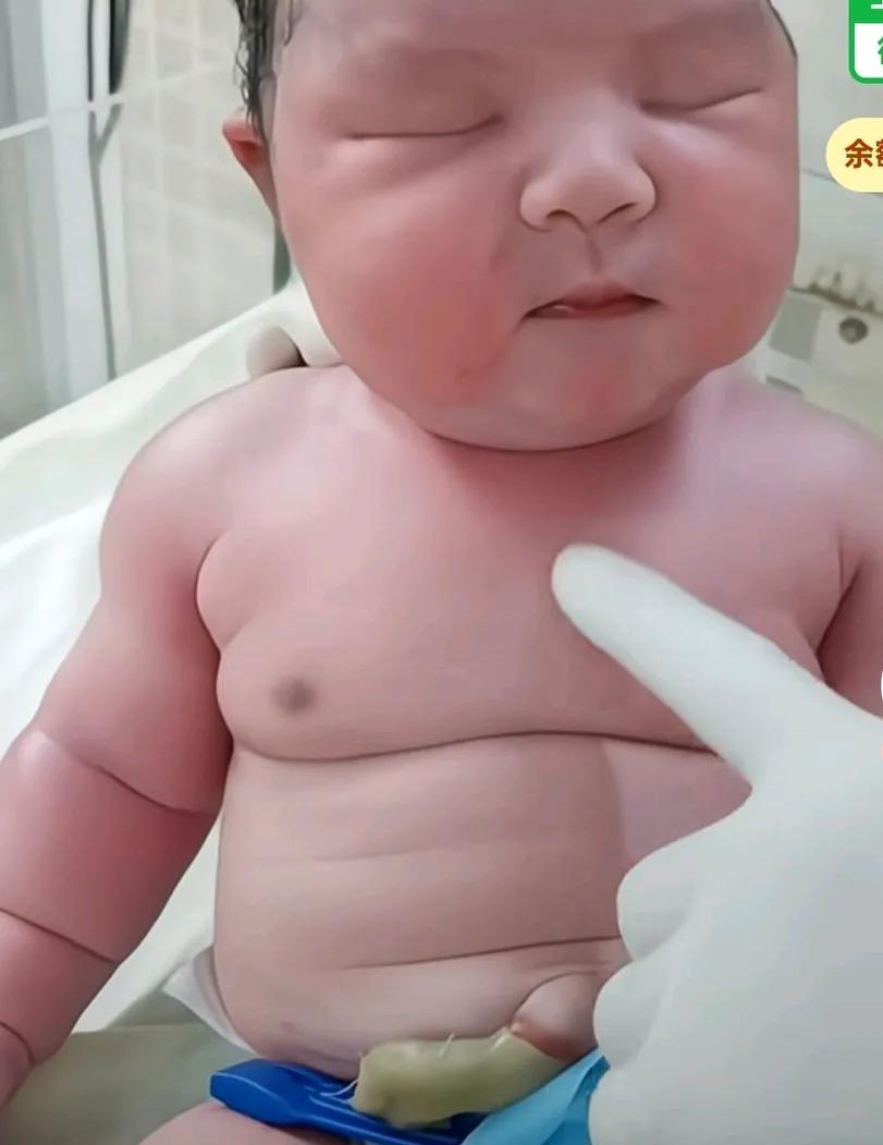 产房里妈妈生出11斤多的宝宝，
被护士阿姨扶着很沉稳的坐着，
闭着眼睛一动不动，