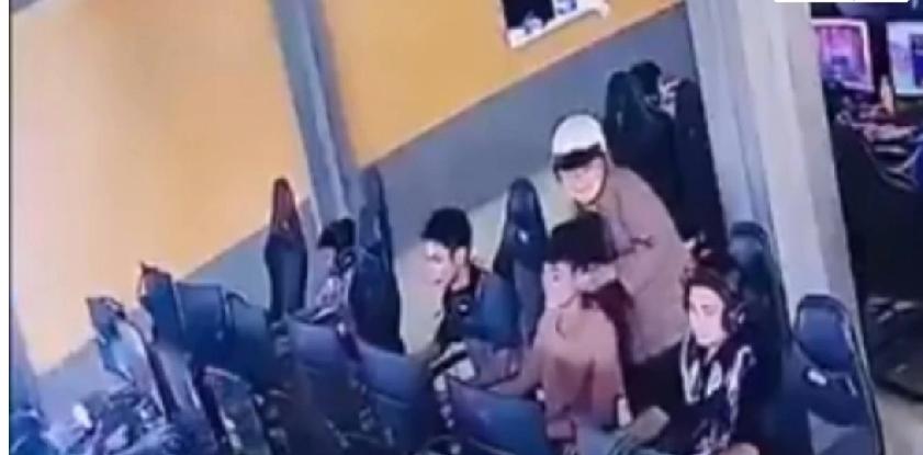 近日，越南一名老太太在网吧将陌生男子错认成自己孙子的视频在网络上走红。

网友直