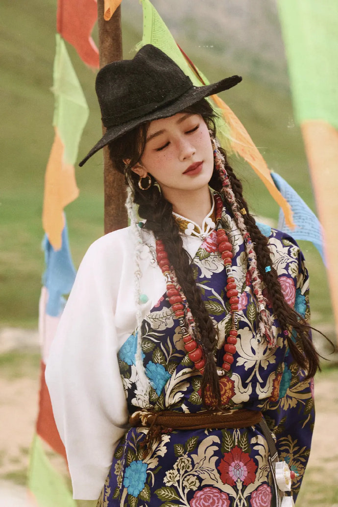 杨紫藏袍造型大片 