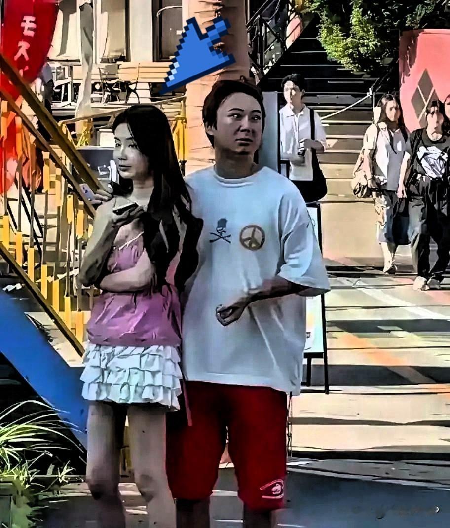 这气色一看就是纵欲过度，长期无节制透支身体，路人偶遇王思聪近期在外游玩的实拍照片