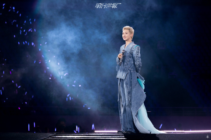 汪苏泷月亮月亮这个惊人的巨幕 汪苏泷演唱会上的这轮巨幕月亮，是把“震撼”两个字具