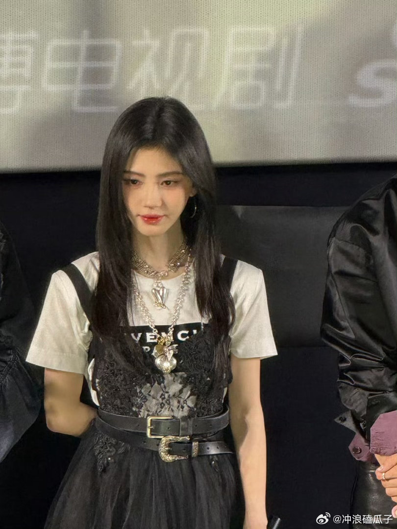 鞠婧祎首次参加追剧团既然跳了手势舞那跟我跳个牵手舞如何