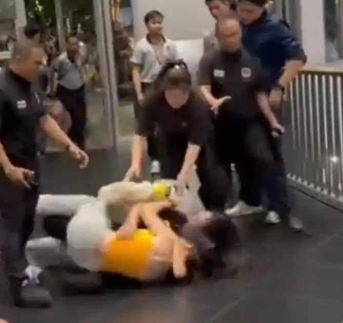 此前引发热议的22名中国乘客曼谷机场被泰航拒载事件，完整监控与机场官方声明曝光后