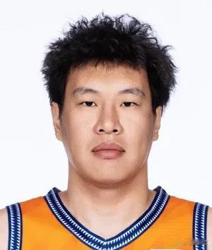 上海队也有自己的利文斯顿啊。别看闫鹏飞今天只得了6分，但是他这6分实在太关键了，