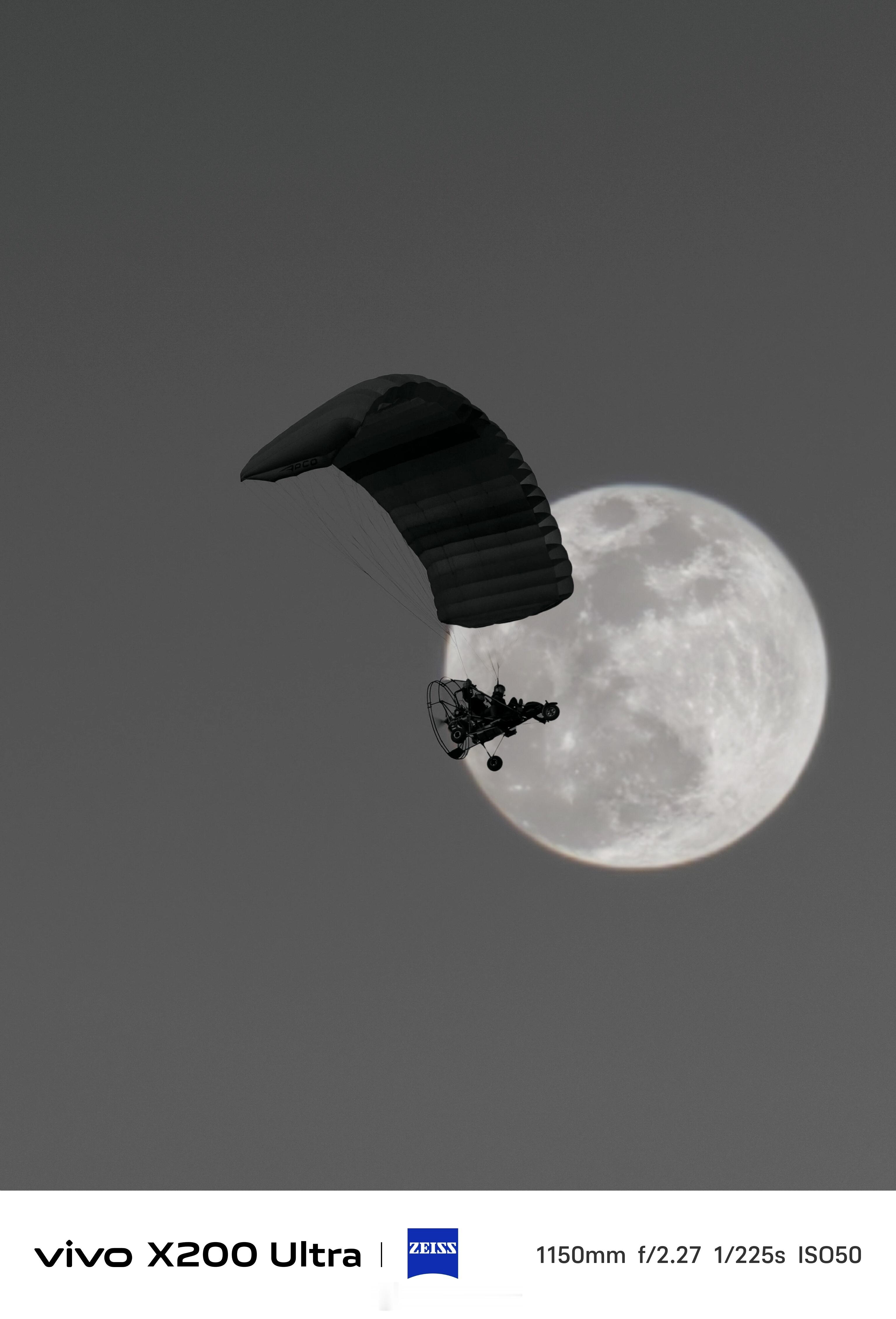 vivo这种超级月亮的玩法，其实特别适合发朋友圈发微博这样子，他们叫艺术月亮模式