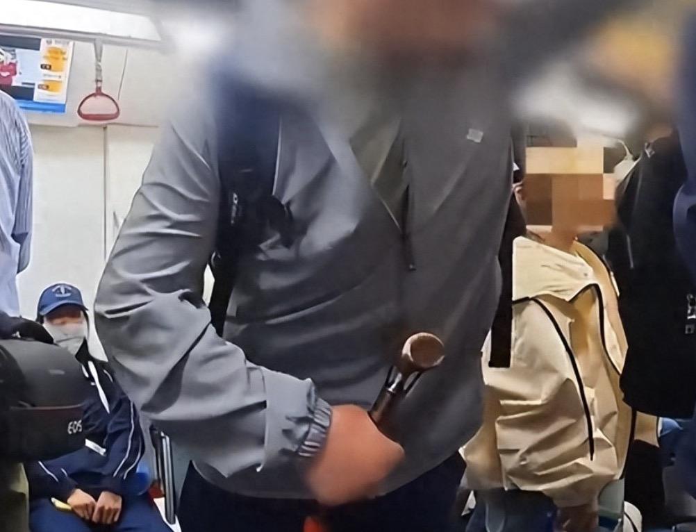 又一起老人与年轻人，因为座位问题而引发的争执！
这一次是发生在5月1日，辽宁沈阳