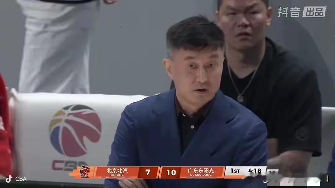 杜峰应该下课了！
去年0-3被山西男篮横扫出局，今年1-2被北汽队淘汰出局，连续