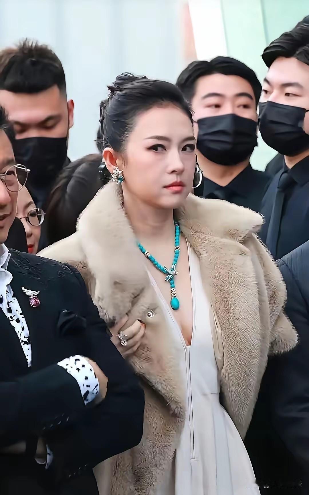 章子怡的眼神，是非常传神的，也是非常犀利的，不愧是演员出身，普通人一般没有这样的