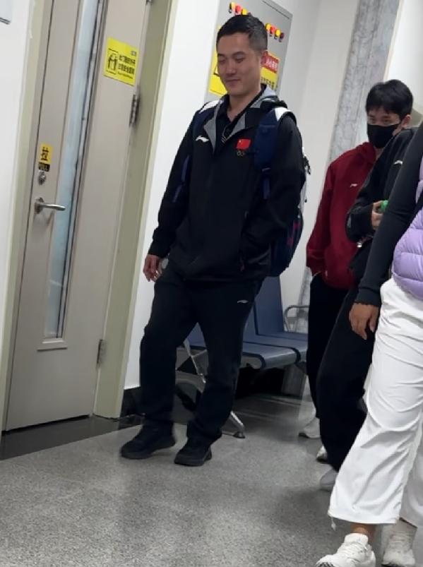 国乒队医今早陪林诗栋北京医院看病被偶遇！
名古屋亚运会上取得男单、男双、混双三冠