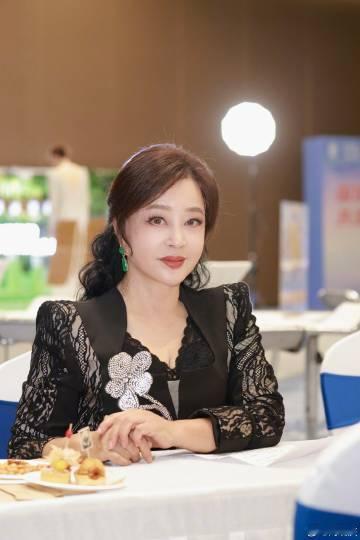 #刘晓庆曾给刘涛演丫鬟#  群演到影后经历了太多了 ​​​