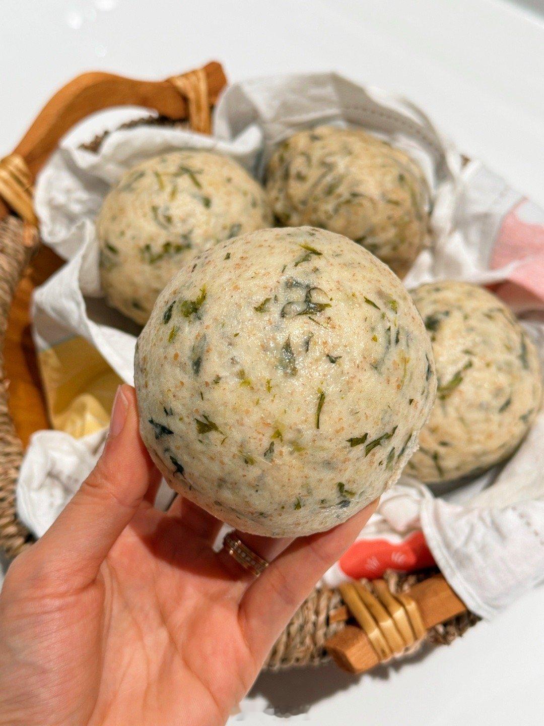 荠菜馒头做上了，全麦的，有点显黑