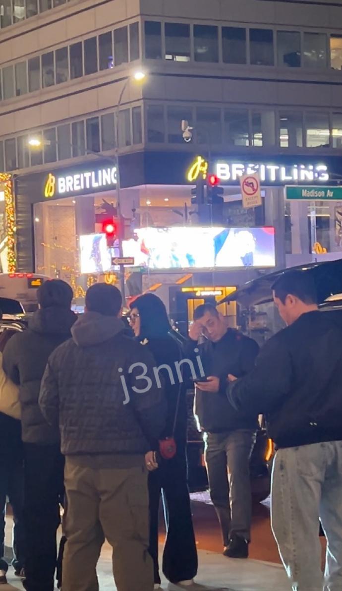 权志龙和偶遇粉丝挥手拜拜 网友在纽约逛街偶遇权志龙，听到网友喊他还回头打招呼，走