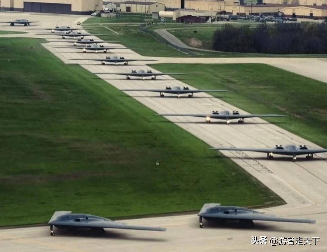 图中的12架B-2轰炸机有多贵？
每架购价24亿美元，总共288亿美元。
看着还