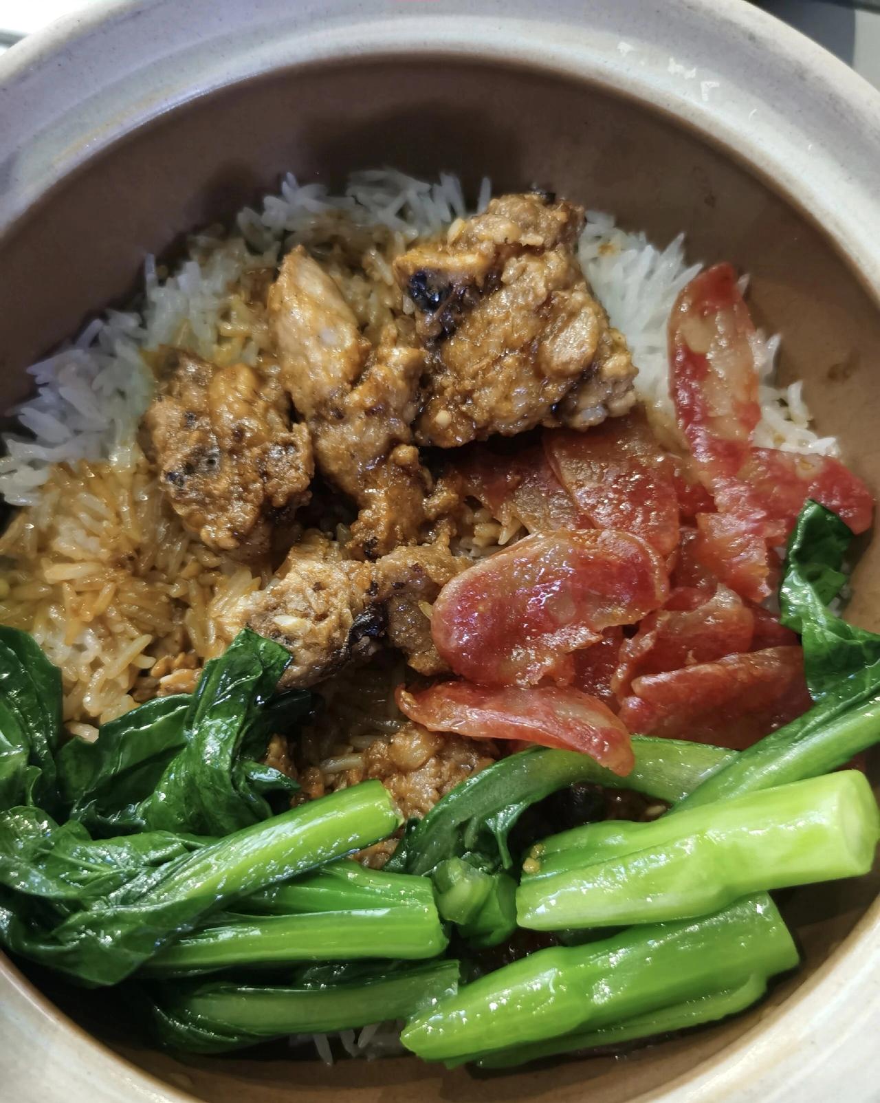 说实话，虽然我是四川人，但是还挺喜欢吃广东腊味煲仔饭的。

  腊肠红亮油润，像