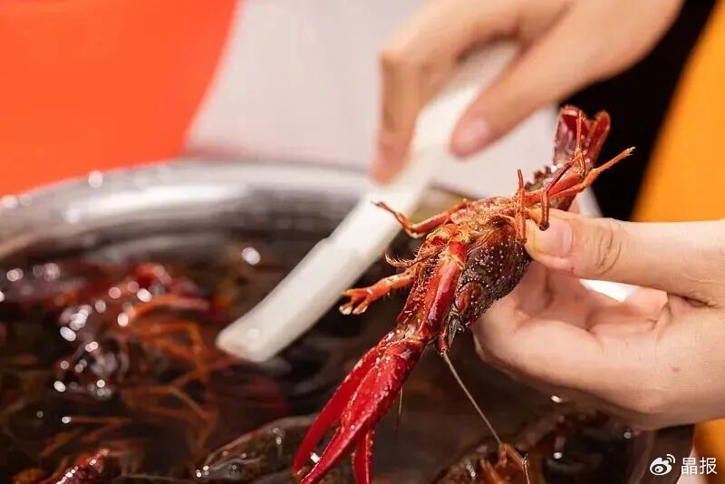 #19岁小伙连吃小龙虾尿出酱油色#【正大量上市！有人连吃几天突然剧烈头痛、行走困