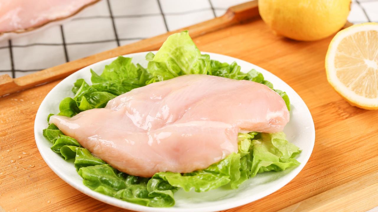 不少高血压患者可能认为，鸡肉是一种低脂、健康的肉类食物，适合在日常饮食中常吃。医