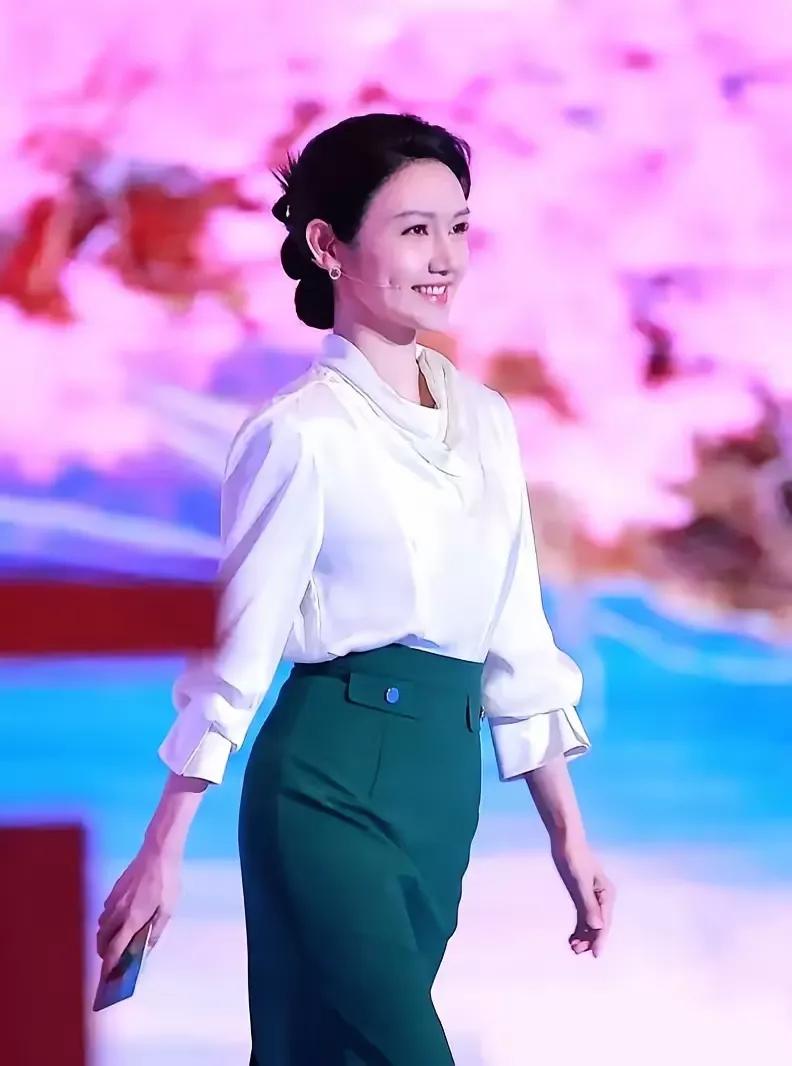 龙洋漂亮有活力，阳光大气，可为啥总有许多反对声音呢？不少人说她没周涛稳重，缺董卿