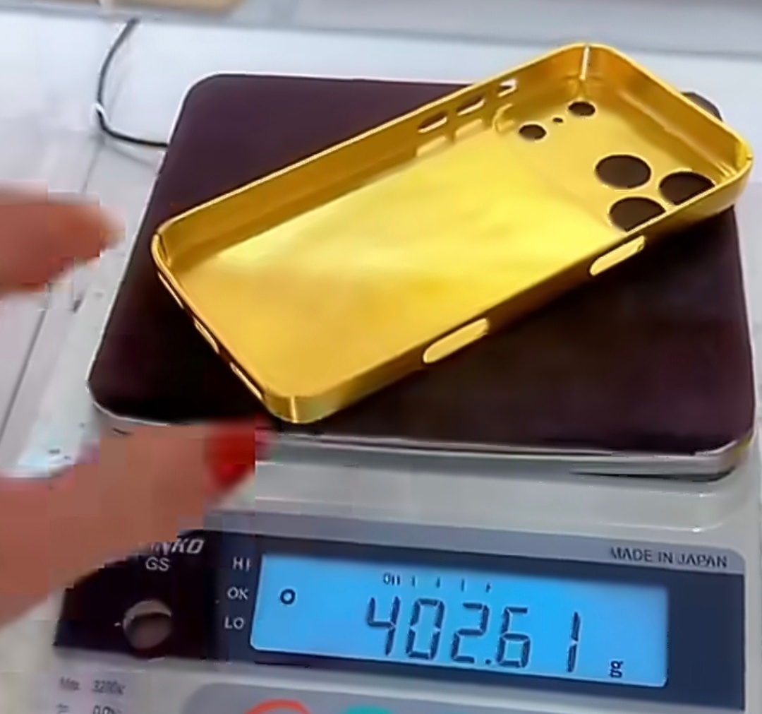 手机壳比手机还贵 纯金的不贵就怪了，有钱人的世界啊，这种纯金壳价格不是一般高 